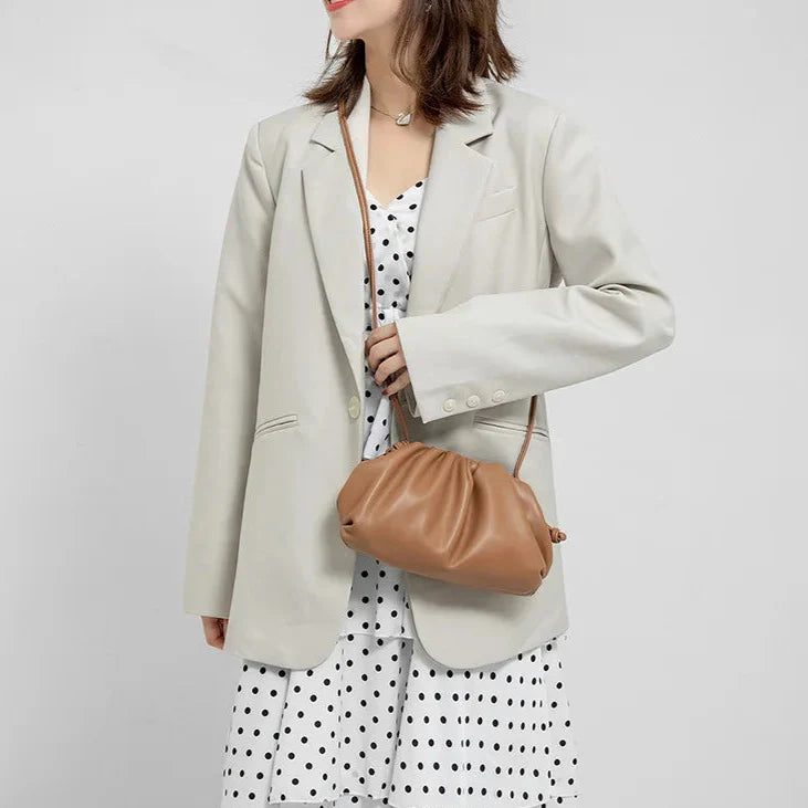 Petit sac à main en cuir vegan marron Lina avec bandoulière, format compact et élégant pour sorties et rendez-vous.