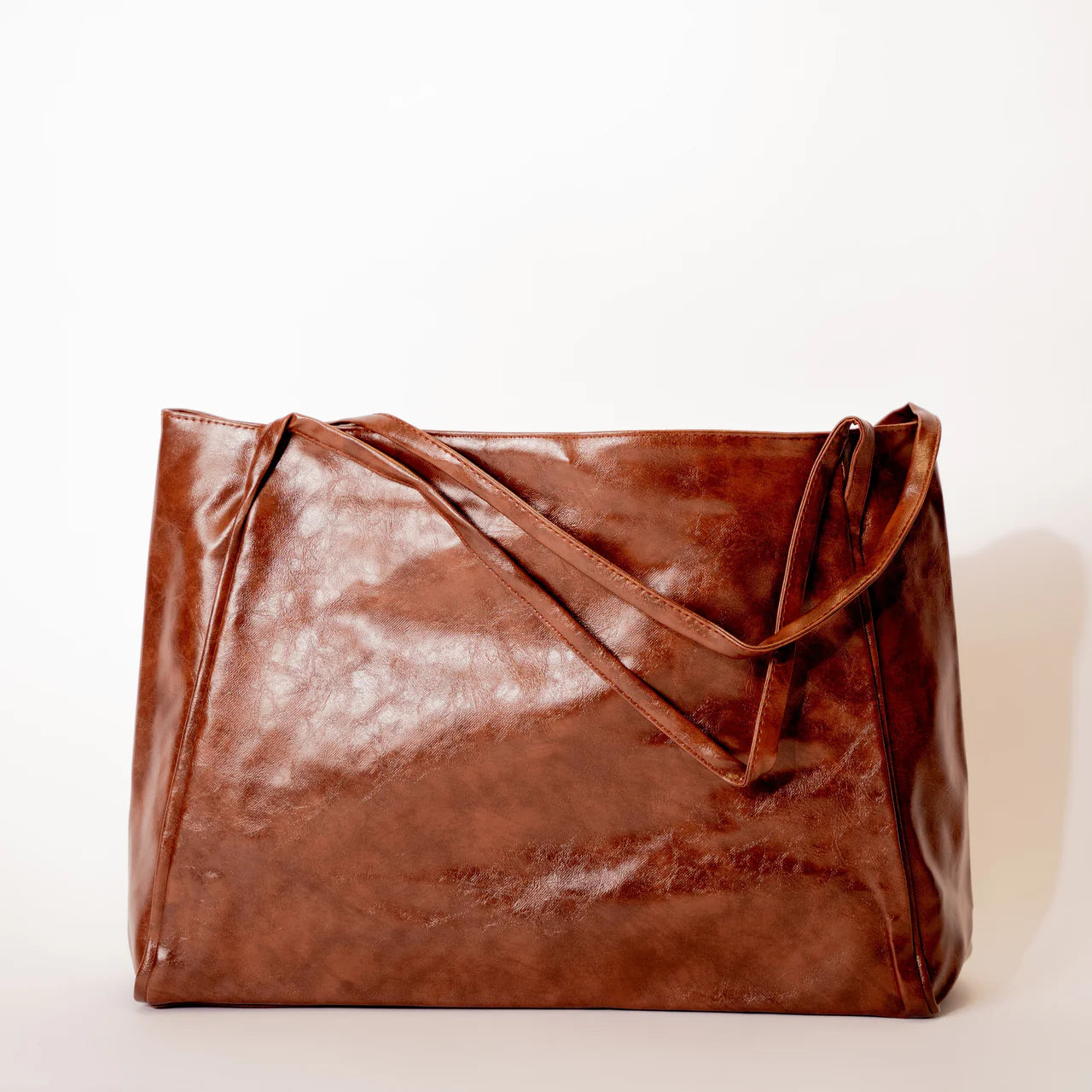 Sac à main LORIA en cuir synthétique marron, moderne et chic, avec bandoulière ajustable, intérieur spacieux et compartiments organisés, parfait pour le quotidien et les sorties.