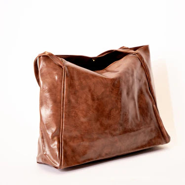 Sac à main LORIA en cuir synthétique marron, moderne et chic, avec bandoulière ajustable, intérieur spacieux et compartiments organisés, parfait pour le quotidien et les sorties.