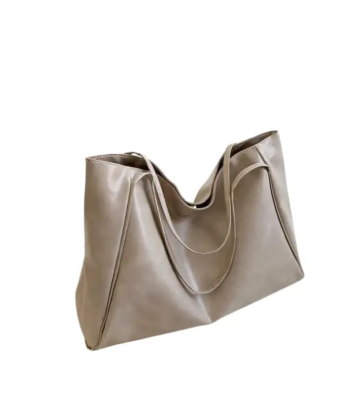 Sac à main LORIA en cuir synthétique BEIGE, moderne et chic, avec bandoulière ajustable, intérieur spacieux et compartiments organisés, parfait pour le quotidien et les sorties.