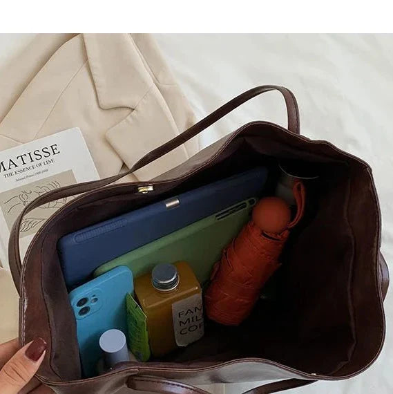 Sac à main LORIA en cuir synthétique, moderne et chic, avec bandoulière ajustable, intérieur spacieux et compartiments organisés, parfait pour le quotidien et les sorties, vue intérieur du sac.