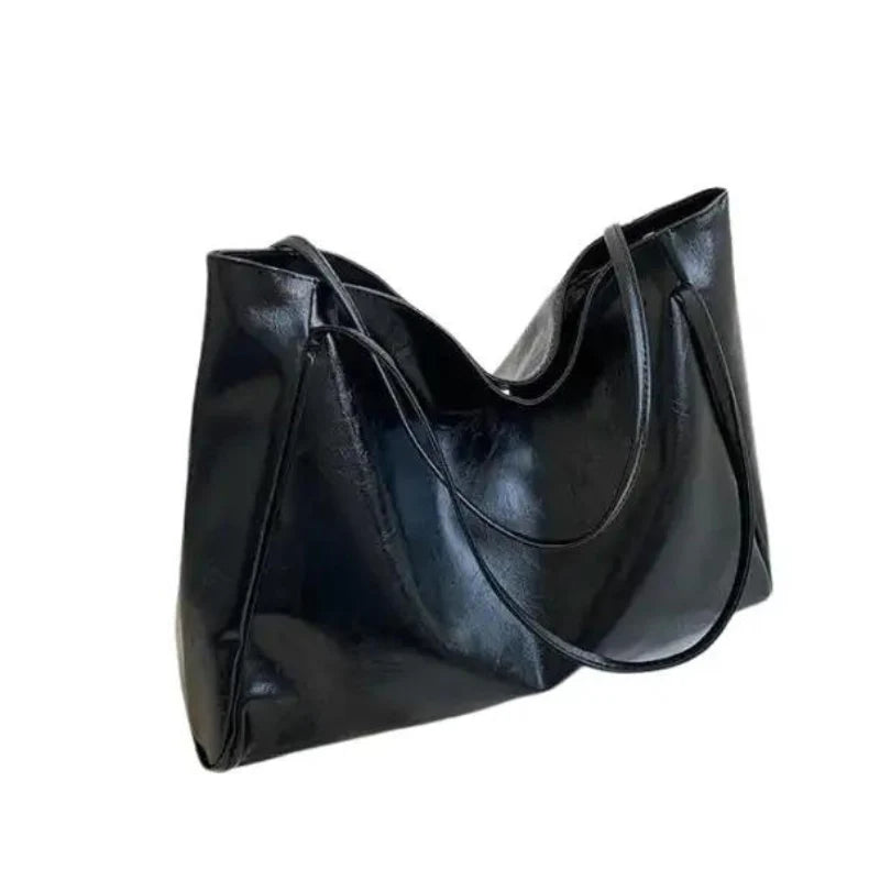 Sac à main LORIA en cuir synthétique NOIR, moderne et chic, avec bandoulière ajustable, intérieur spacieux et compartiments organisés, parfait pour le quotidien et les sorties.