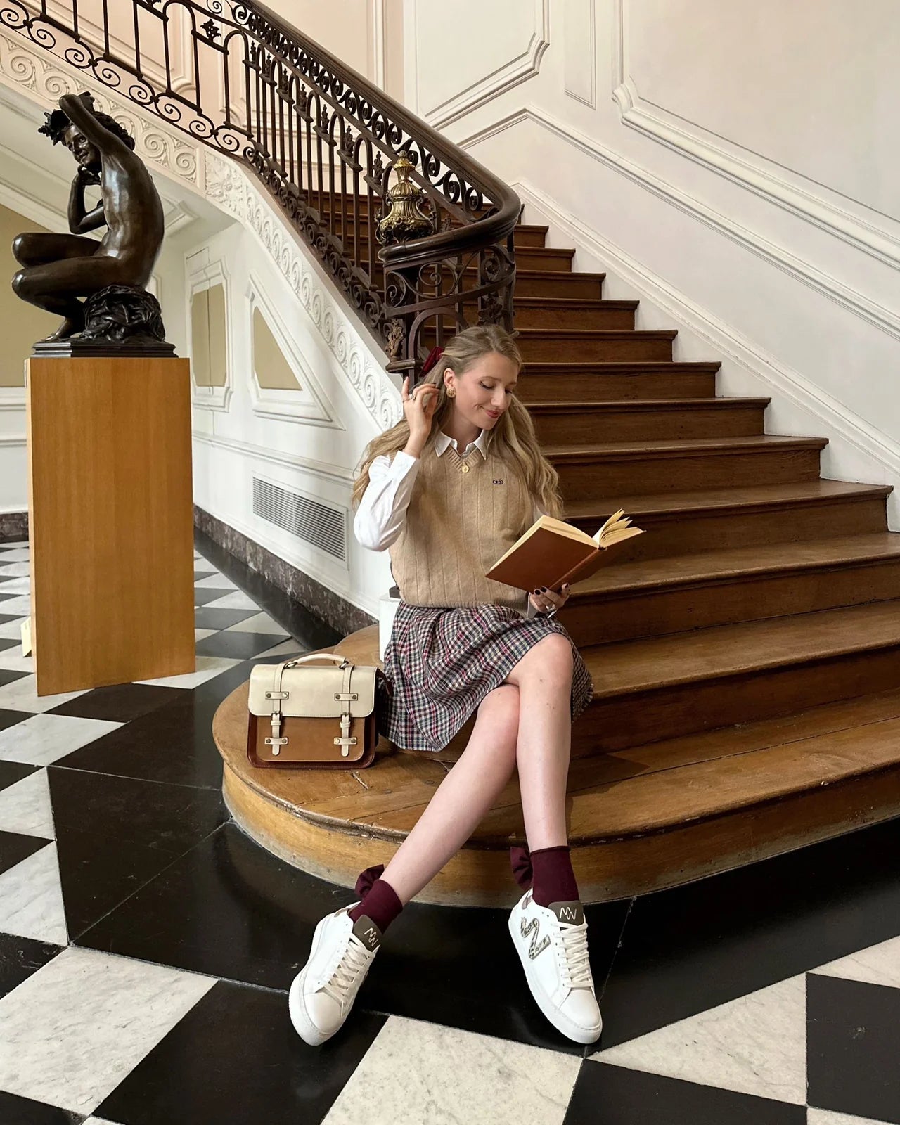 Grand sac à main Louise en cuir vegan bleu, spacieux et structuré, idéal pour transporter ordinateur, dossiers et effets personnels avec style, porter par une jeune femme