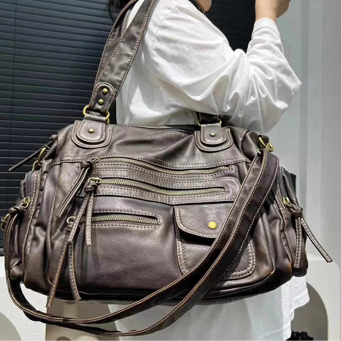 Sac à main MELANIA en cuir vintage marron vegan avec multiples poches élégantes et format spacieux porté épaule