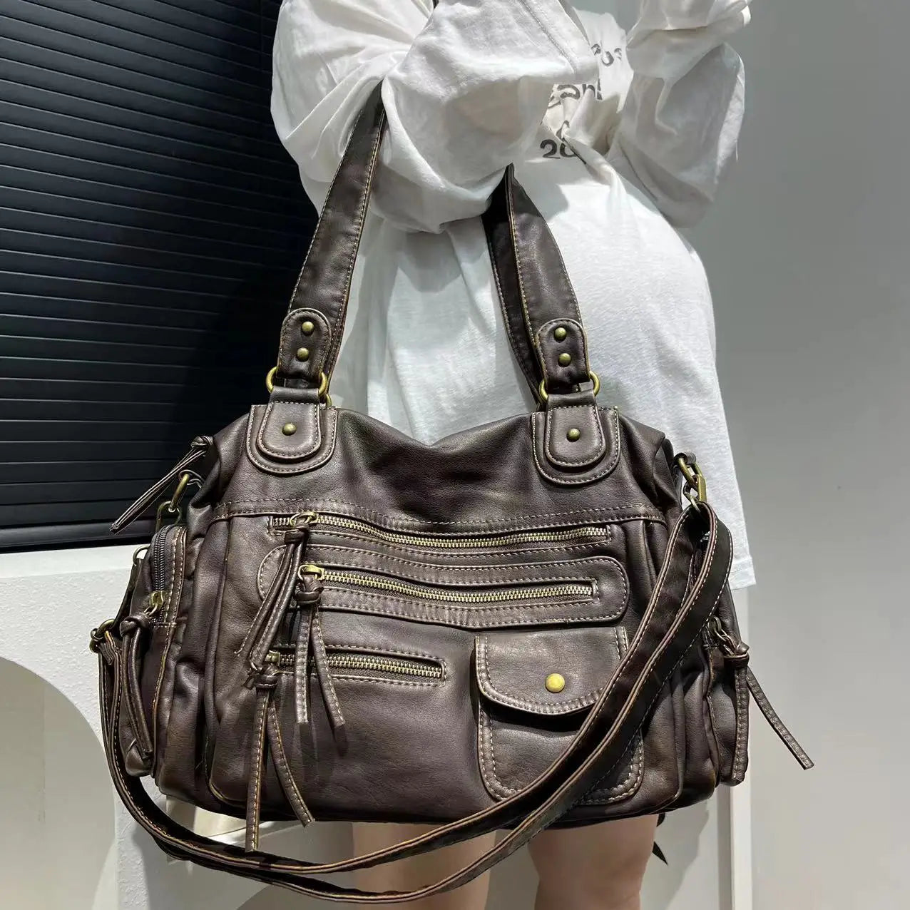 Sac à main MELANIA en cuir vintage marron vegan avec multiples poches élégantes et format spacieux
