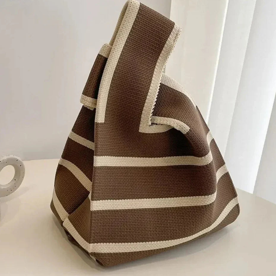 Petit sac à main Mona en toile avec nœud marron à rayure blanche, marinière, compact et élégant, idéal pour téléphone, porte-cartes, clés et accessoires essentiels.