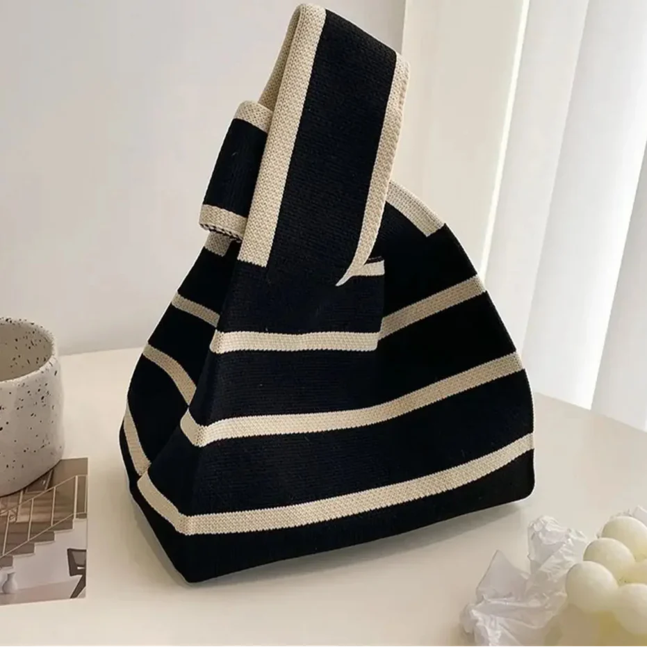 Petit sac à main Mona en toile avec nœud noir à. rayure blanche, marinière, compact et élégant, idéal pour téléphone, porte-cartes, clés et accessoires essentiels.