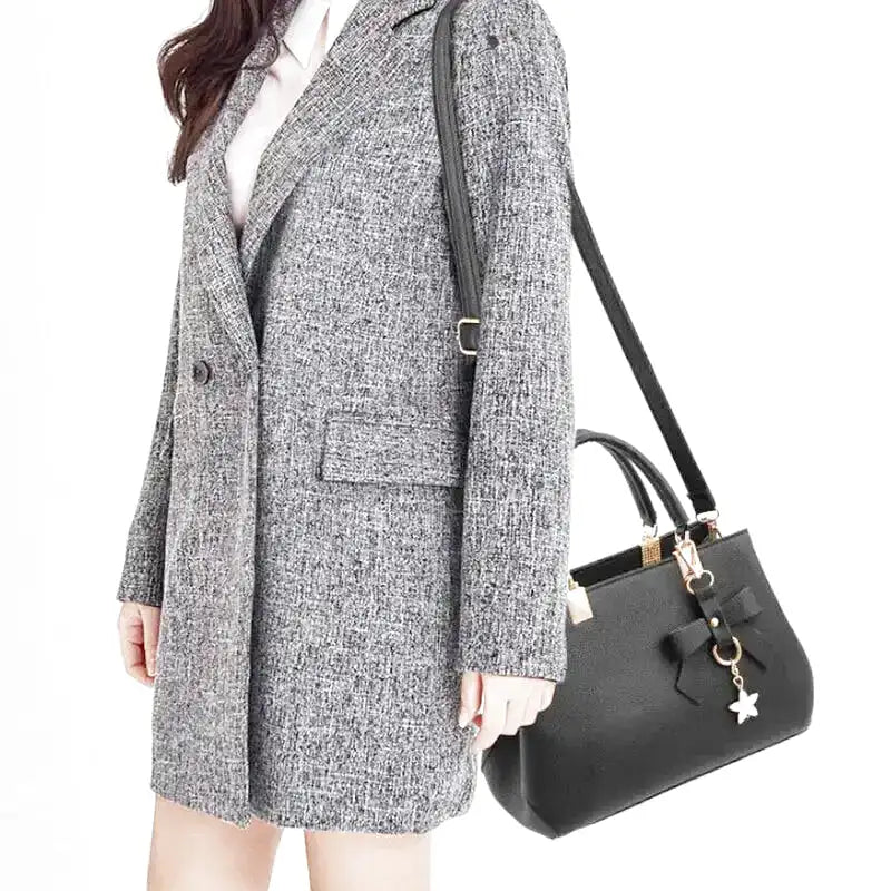 Sac à main PRILLA spacieux en cuir grainé vegan avec bandoulière ajustable, format chic et pratique pour femme moderne.