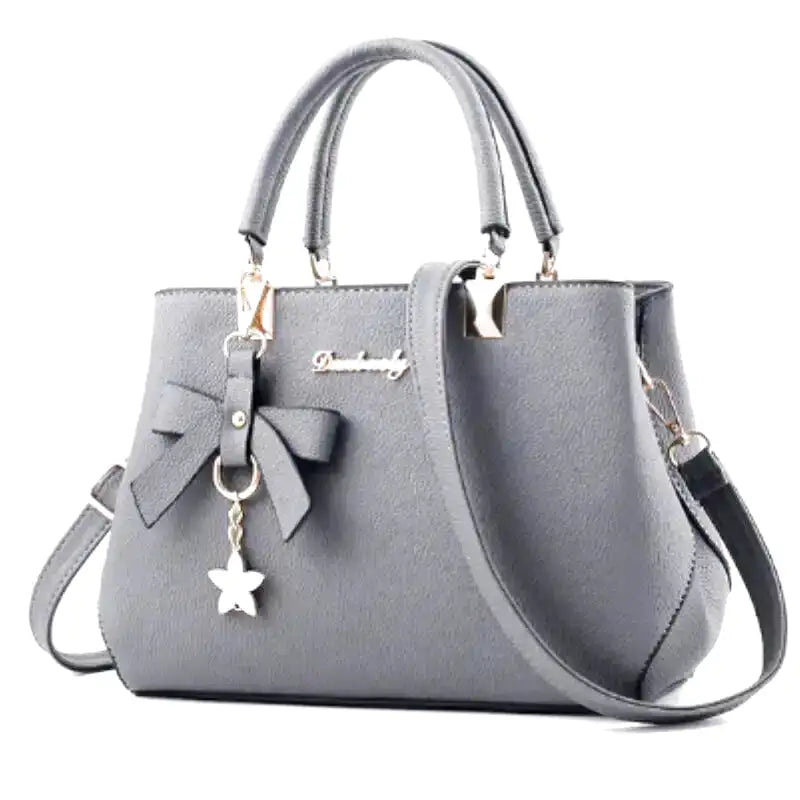 Sac à main PRILLA spacieux en cuir grainé vegan avec bandoulière ajustable, format chic et pratique pour femme moderne.