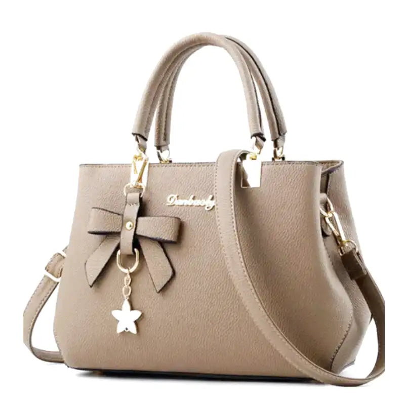 Sac à main PRILLA spacieux en cuir grainé vegan avec bandoulière ajustable, format chic et pratique pour femme moderne.