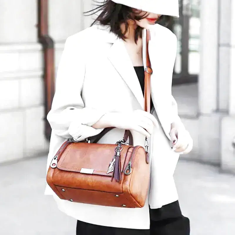 Sac à main RAYA en cuir souple spacieux avec sangle ajustable et fermeture éclair élégante.