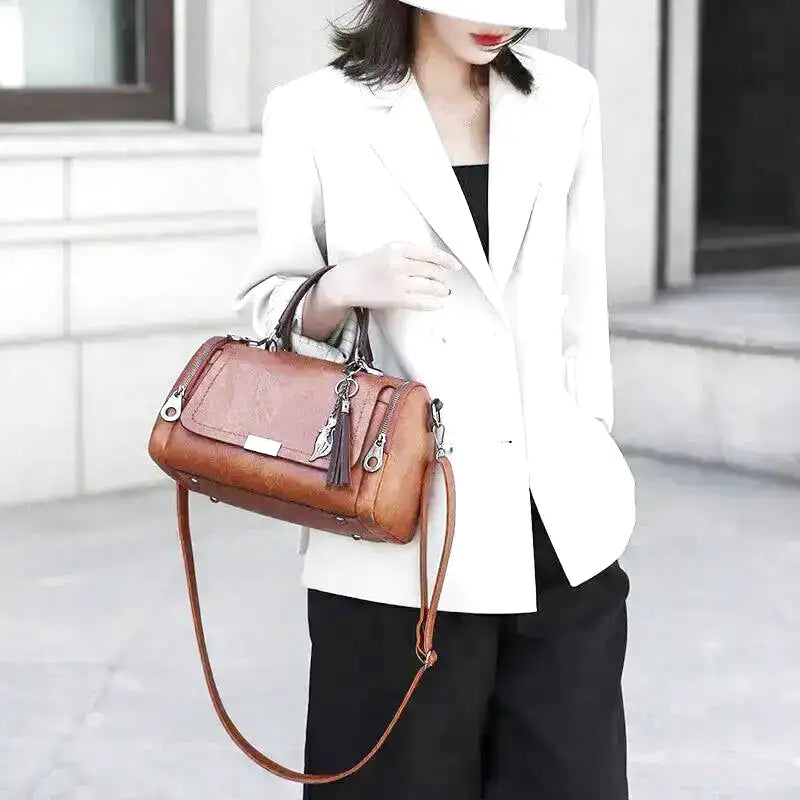 Sac à main RAYA en cuir souple spacieux avec sangle ajustable et fermeture éclair élégante.