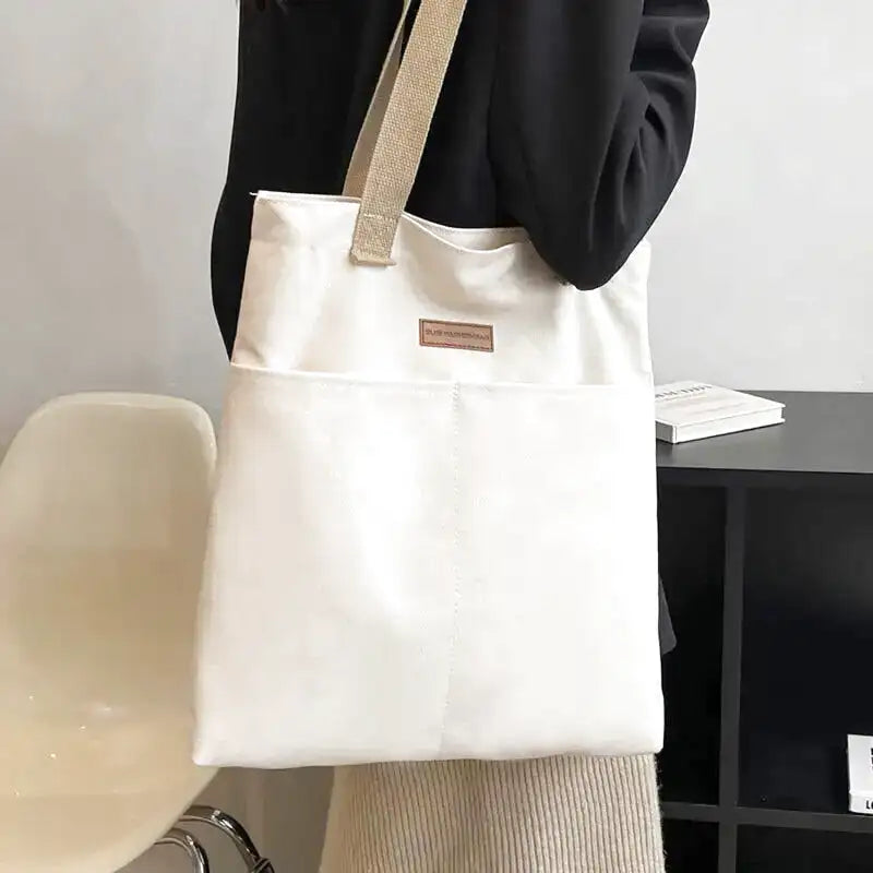 Grand sac cabas REGINA en cuir vegan élégant et résistant, parfait pour transporter ordinateur, dossiers et essentiels quotidiens avec style et confort.
