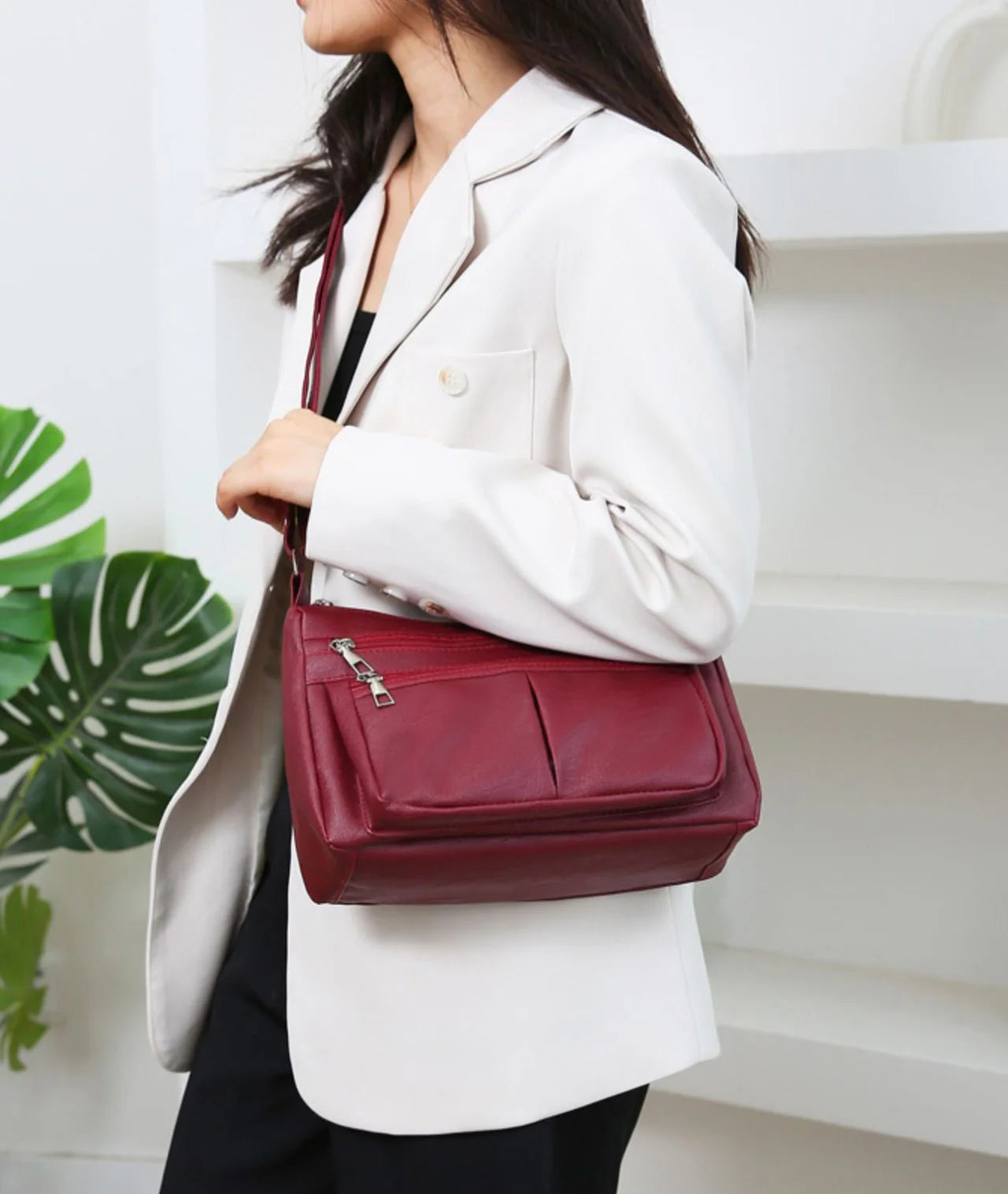 Sac à main Rita en cuir rouge multipoches avec bandoulière, spacieux et structuré, parfait pour ordinateur, cahiers et accessoires essentiels du quotidien