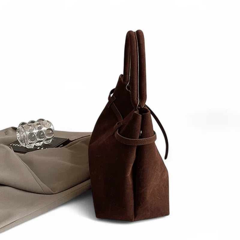 Sac à main KELLY en daim couleur café avec bandoulière, élégant et léger, parfait pour un style féminin et chic au quotidien, vue de coté