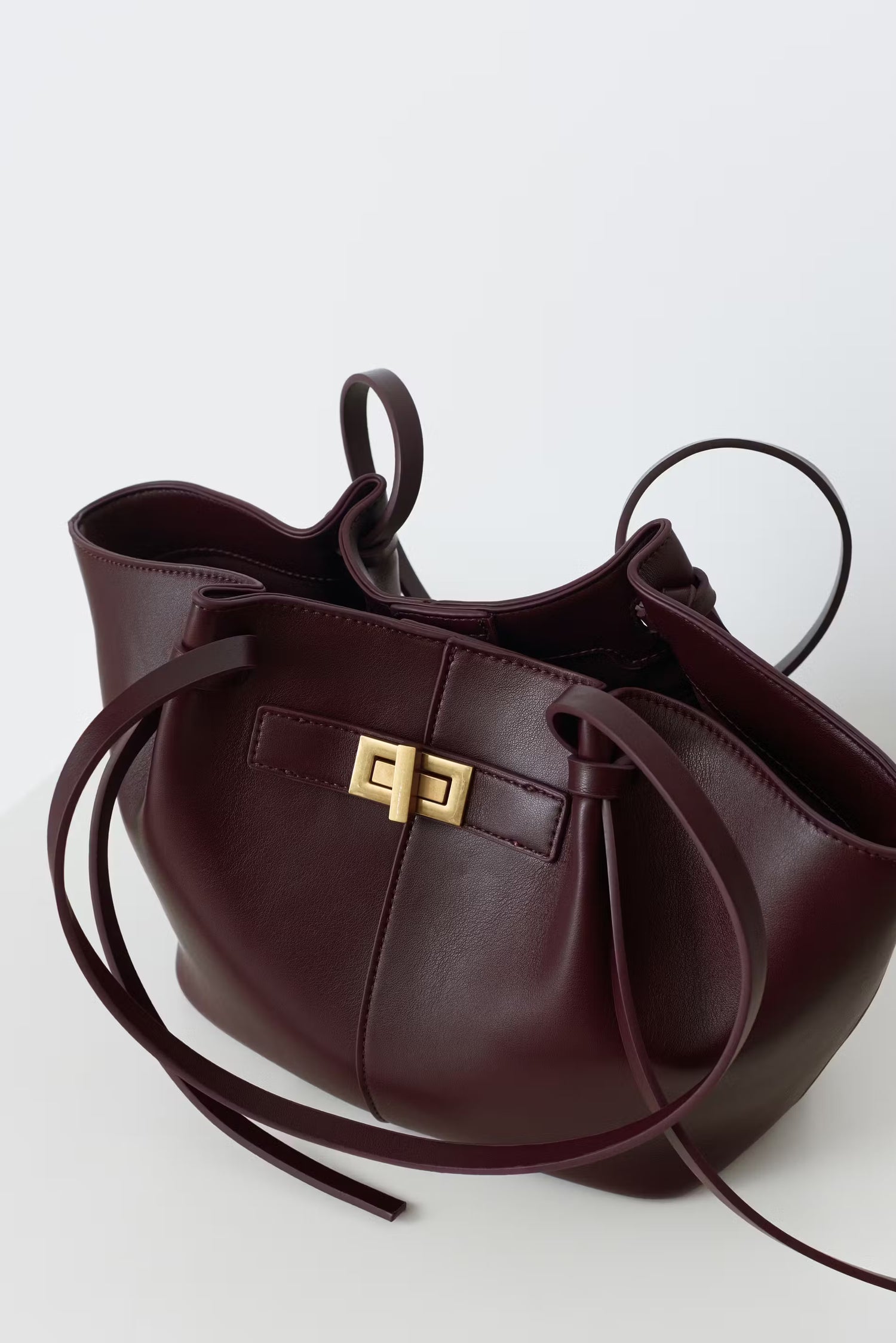 sac cabas cuir bordeaux KATE à grandes anses, élégant et pratique, en cuir synthétique brun avec boucle raffinée et compartiment intérieur