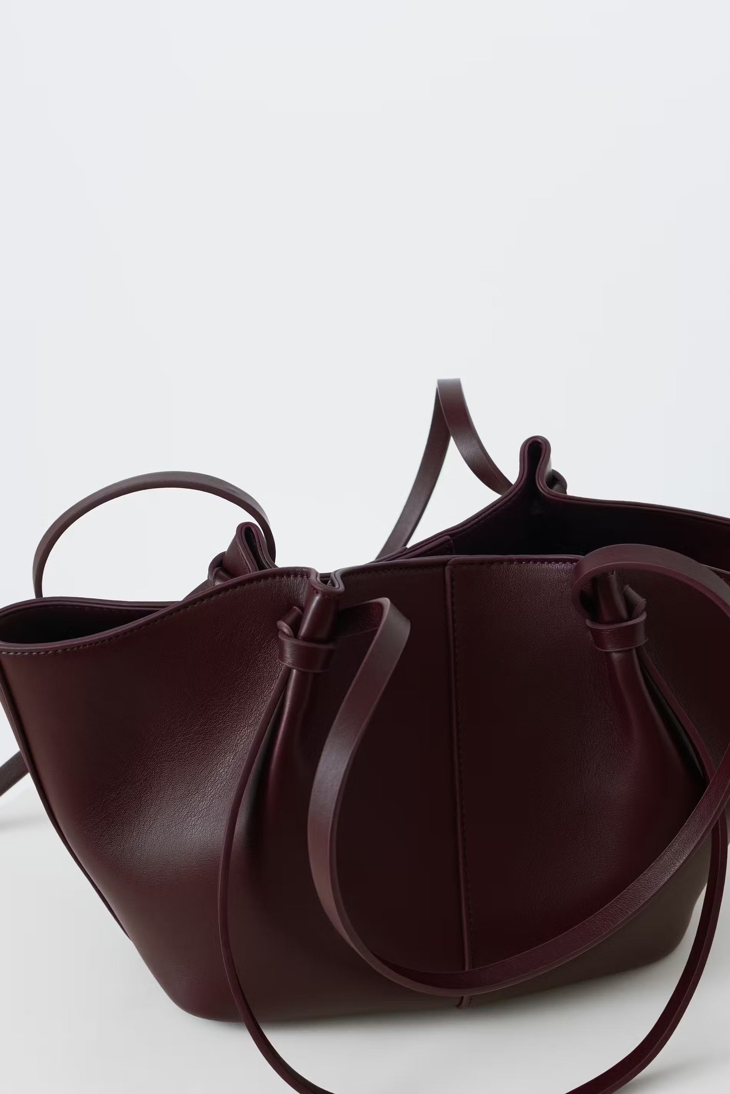 sac cabas cuir bordeaux KATE à grandes anses, élégant et pratique, en cuir synthétique brun avec boucle raffinée et compartiment intérieur