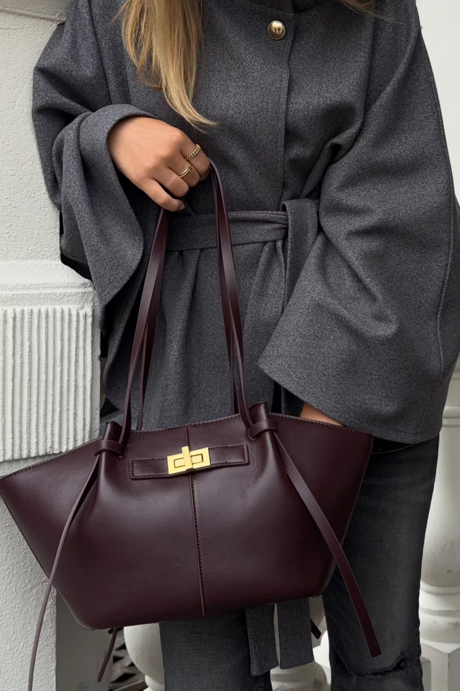 sac cabas cuir bordeaux  KATE à grandes anses, élégant et pratique, en cuir synthétique brun avec boucle raffinée et compartiment intérieur