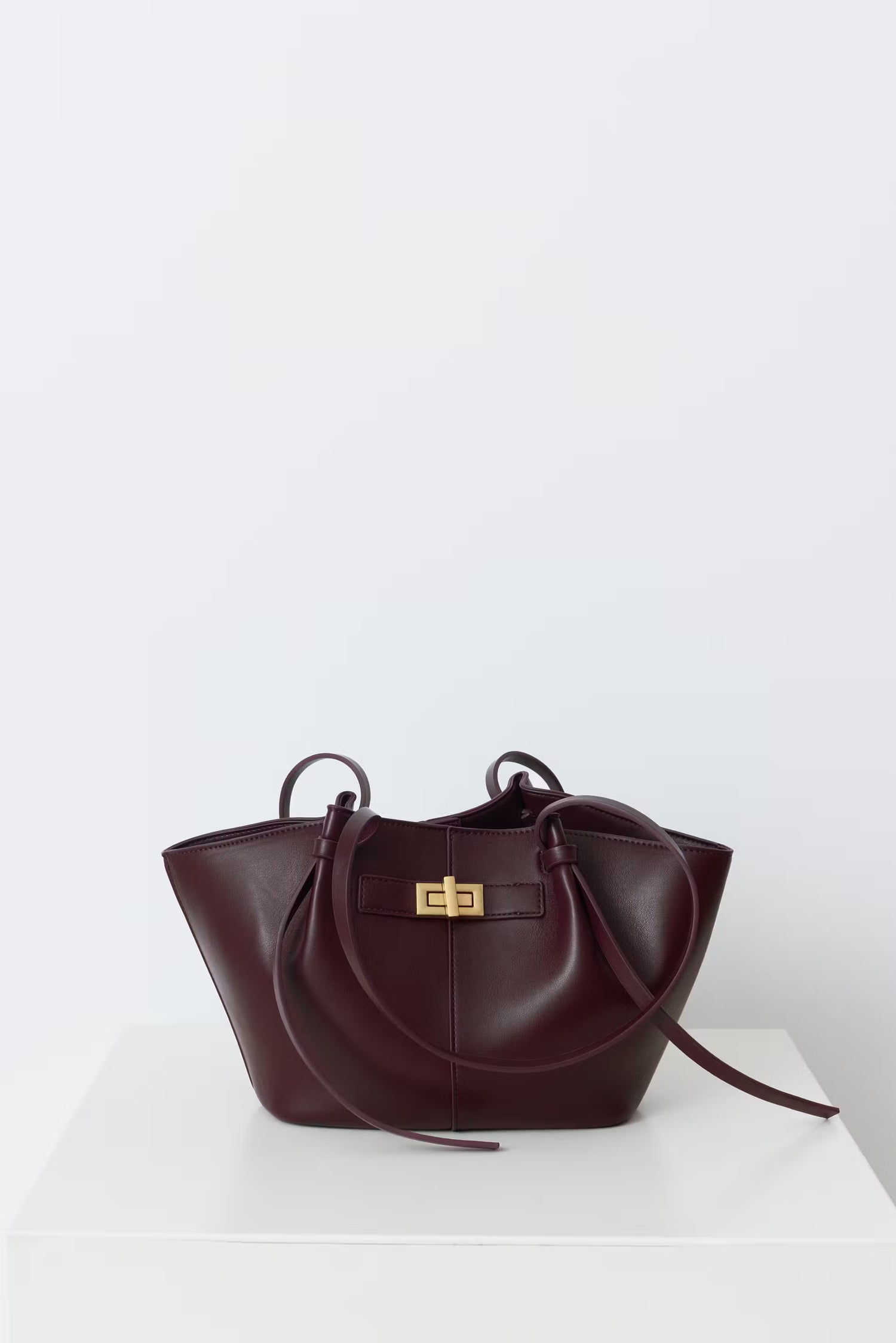 sac cabas cuir bordeaux KATE à grandes anses, élégant et pratique, en cuir synthétique brun avec boucle raffinée et compartiment intérieur