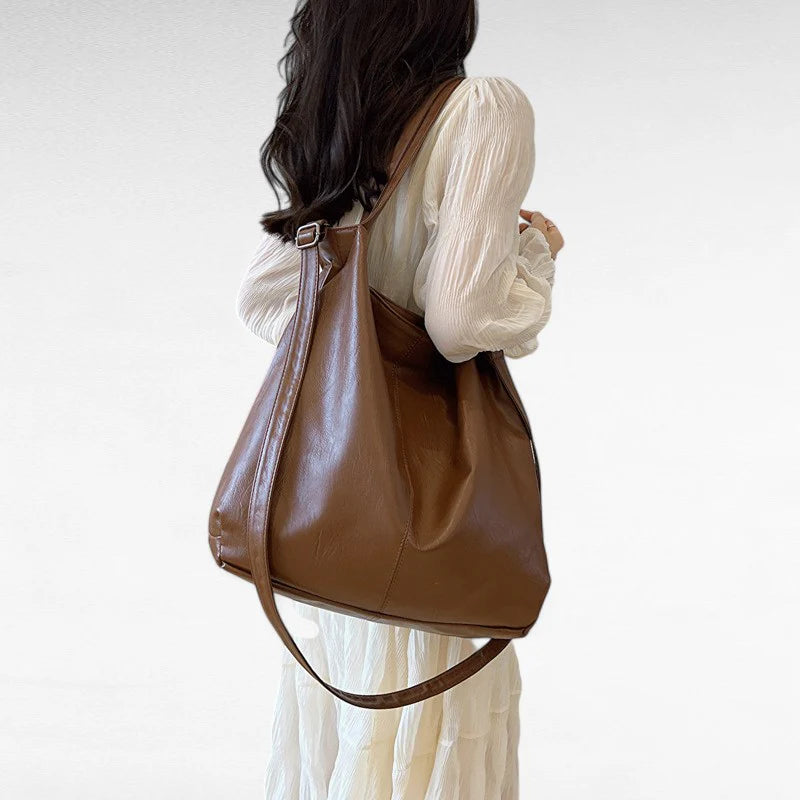 Sac à main SAVANNAH en cuir souple vegan marron, grand format avec bandoulière réglable, parfait pour transporter ordinateur, dossiers et essentiels avec élégance et confort au quotidien.