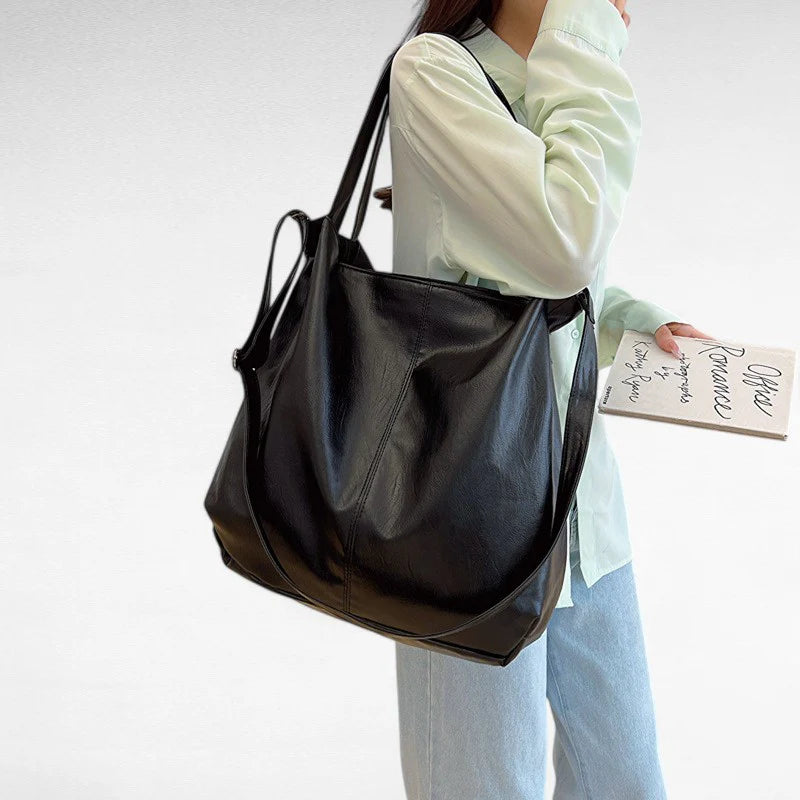 Sac à main SAVANNAH en cuir souple vegan noir, grand format avec bandoulière réglable, parfait pour transporter ordinateur, dossiers et essentiels avec élégance et confort au quotidien.