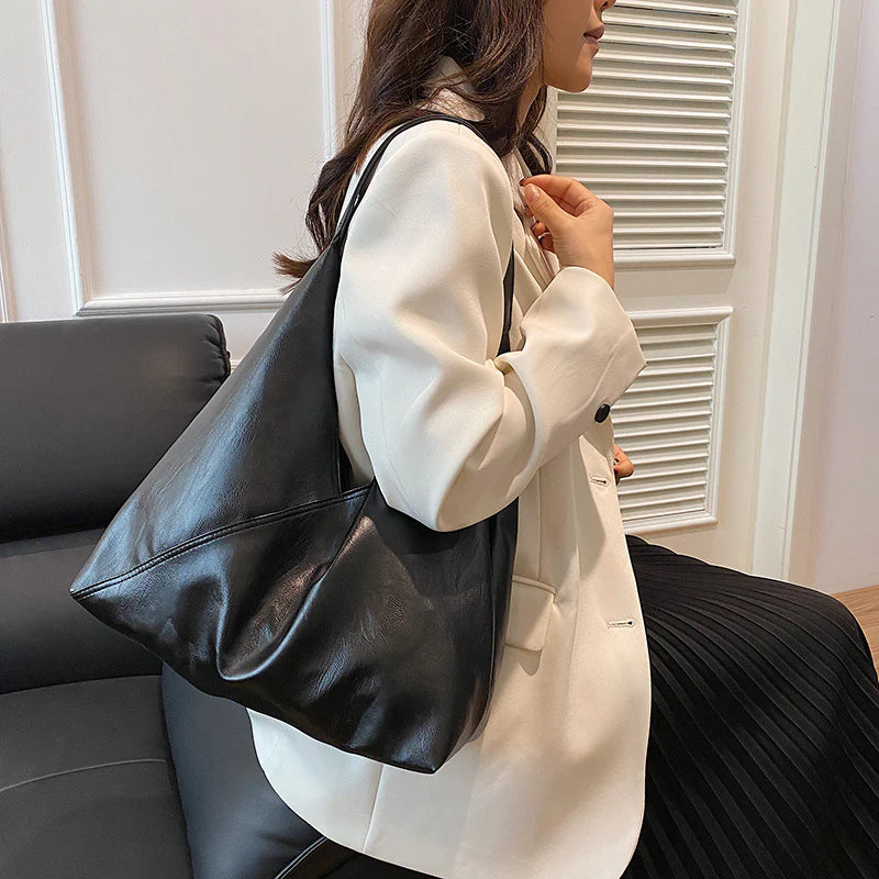 Sac à main SOFIA grand format porté épaule, en cuir vegan de qualité, spacieux et raffiné, idéal pour transporter vos essentiels avec style