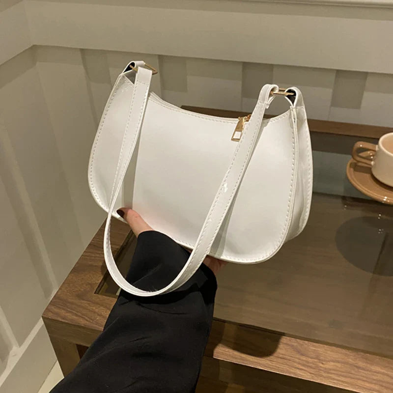 Sac à main SYA petit format vernis blanc, design raffiné et lumineux, idéal pour transporter vos essentiels avec style lors de vos sorties