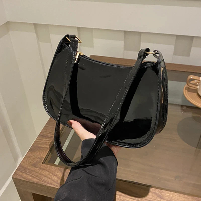 Sac à main SYA petit format vernis noir, design raffiné et lumineux, idéal pour transporter vos essentiels avec style lors de vos sorties