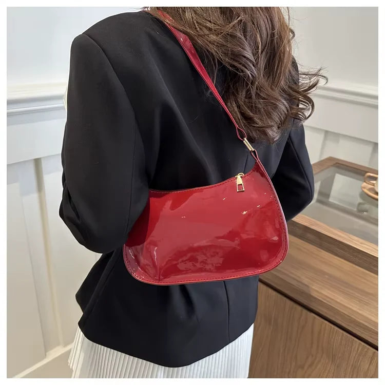 Sac à main SYA petit format vernis rouge, design raffiné et lumineux, idéal pour transporter vos essentiels avec style lors de vos sorties