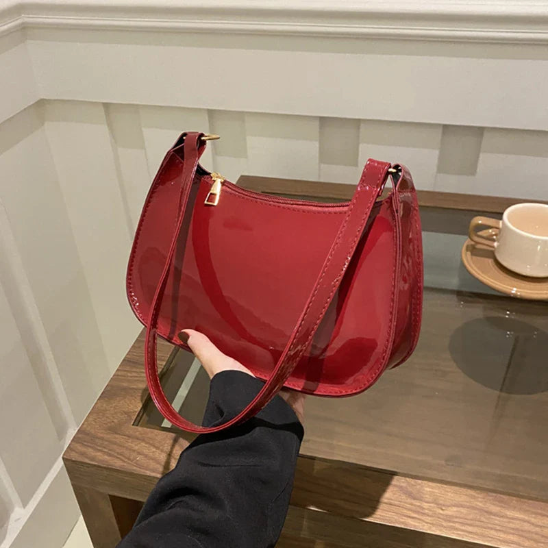 Sac à main SYA petit format vernis rouge, design raffiné et lumineux, idéal pour transporter vos essentiels avec style lors de vos sorties