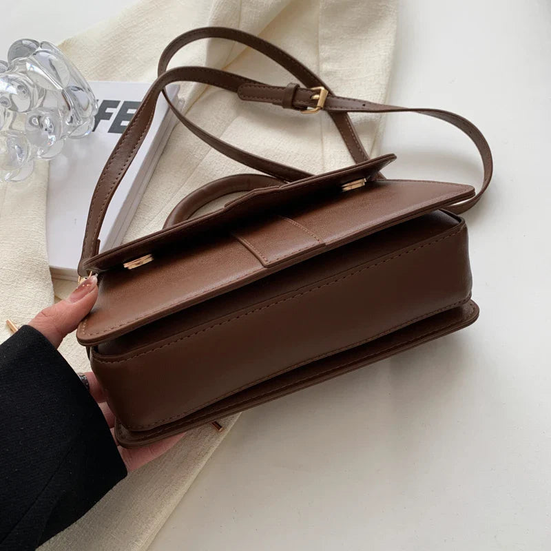 Sac à main VALENTINA petit format en cuir lisse vegan marron, design raffiné et sobre, parfait pour transporter vos essentiels avec style