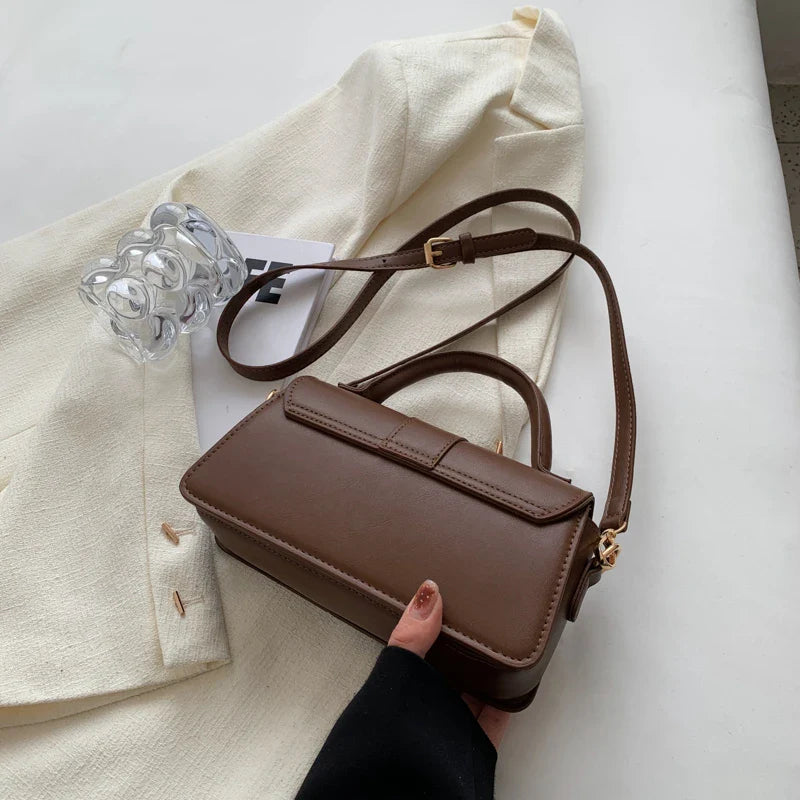 Sac à main VALENTINA petit format en cuir lisse vegan marron, design raffiné et sobre, parfait pour transporter vos essentiels avec style
